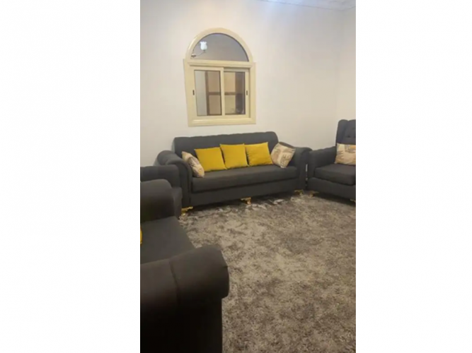  للبيع كنب اللون رمادي