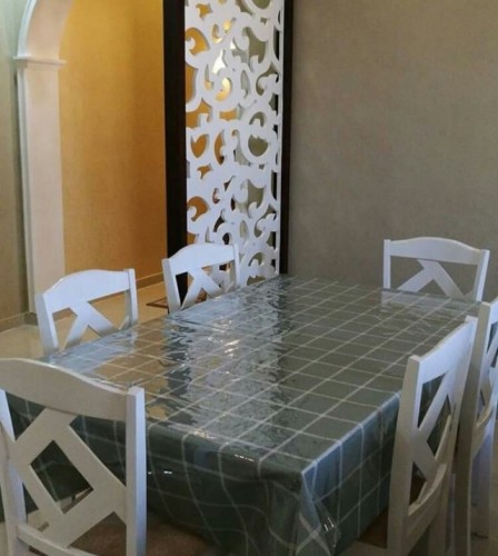  طاولة طعام لون رمادي