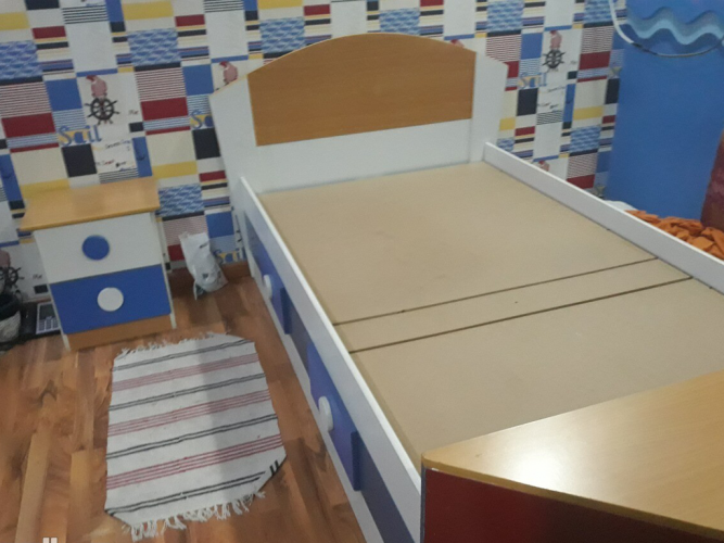  سرير ودولاب و كومدينه وطاولة مكتب للبيع جميعا او على حده