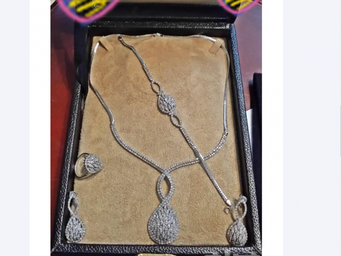  للبيع طقم ألماس غير ملبوس